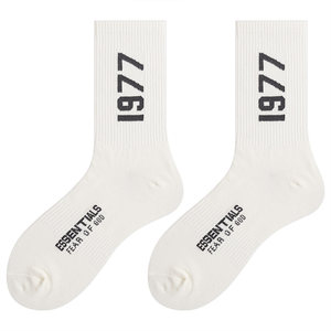 The socks that can get the ball 1977 letters in the letters in the socks of the retro style of the socks of the tide socks, European and American street men and women couple socks
