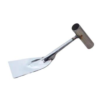 Plant vegetables and dig wild vegetables with small shovels to pull weeds and remove weeds and dig soil
