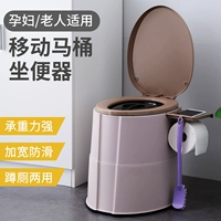 Туалет, пластиковый сельский бытовой прибор в помещении для молодой матери