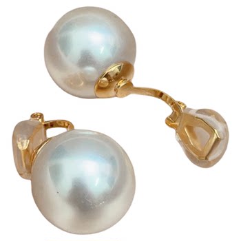 Retro gentle and plump pearl triangle ear clips