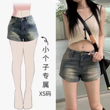 American style sweet and spicy retro denim shorts for women to wear in summer. Spicy girls with high waist, tight fitting, slimming, and vintage A-line hot pants trend