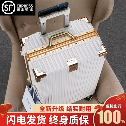 Вместительный и большой прочный универсальный чемодан на колесиках