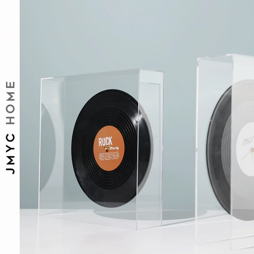 Авторские оригинальные украшения и реквизит, виниловые пластинки, аксессуары музыкальной тематики, декоративные шкатулки, украшения модельной комнаты.