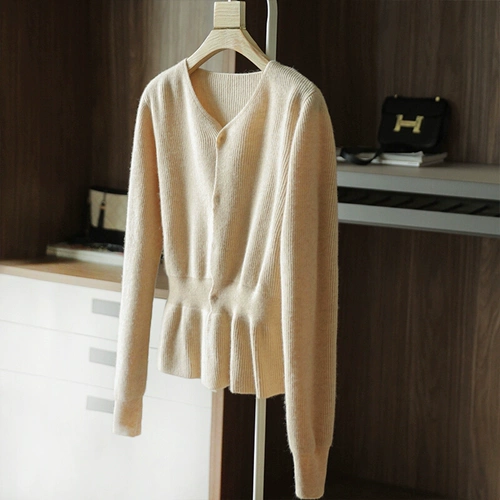 Трикотажная куртка, демисезонный кардиган, небольшой дизайнерский свитер, V-образный вырез, облегающий крой, тренд сезона