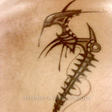 Татуировки наклейки чужеродные личинки механическая броня абстрактный рок водонепроницаемые монохромные татуировки мужчины и женщины Европа и США