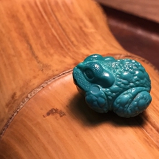 Ювелирные камни 精工精品原矿绿松石高瓷高蓝玉化料雕件吊坠 金蟾