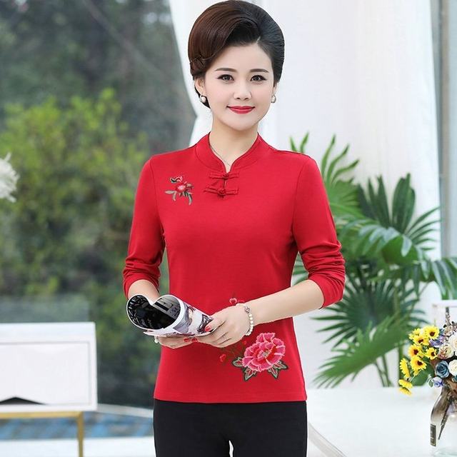 Mom pretend to be long -sleeved T -shirt women's ethnic wind embroidery bottoming shirts in middle and elderly women, velvet thickened cheongsam collar top

