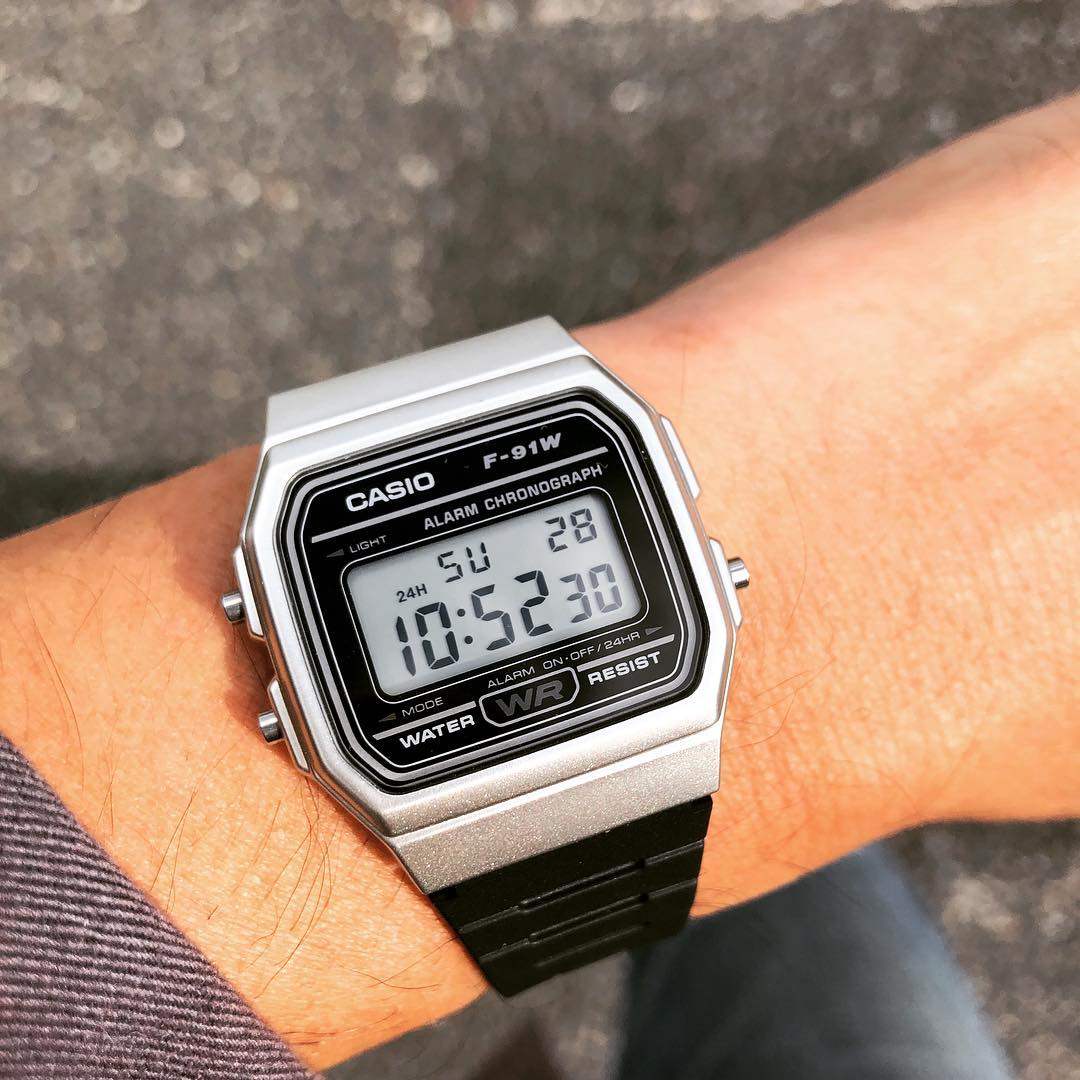 Casio W-217H-1A Дигитален часовник - Мъжки, с каишка от смола, квадратен