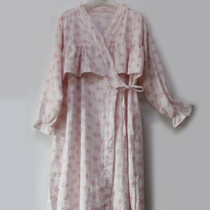 Anti -walking light robe pure cotton gauze large -size anti -convex long -sleeved printed cotton gauze loose chest ruffled upper coat female