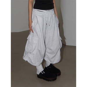 
Dongdaemun, South Korea, purchasing fashionable and trendy individual men's and women's work clothes, handsome men and women, can tie the feet, three-quarter casual pants and shorts