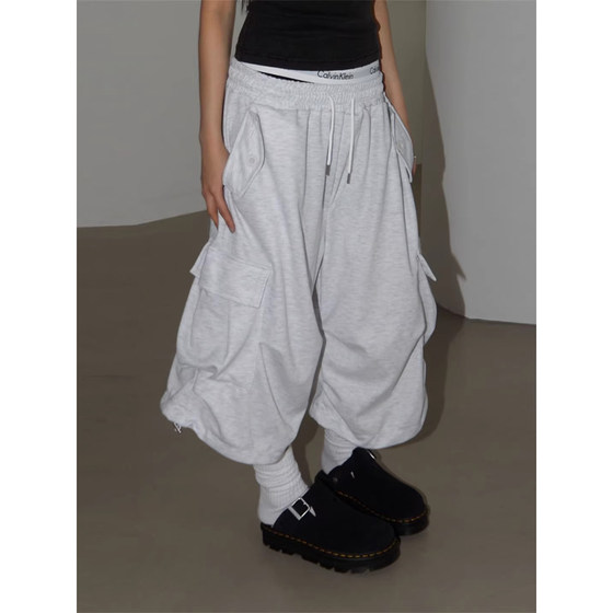 
Dongdaemun, South Korea, purchasing fashionable and trendy individual men's and women's work clothes, handsome men and women, can tie the feet, three-quarter casual pants and shorts