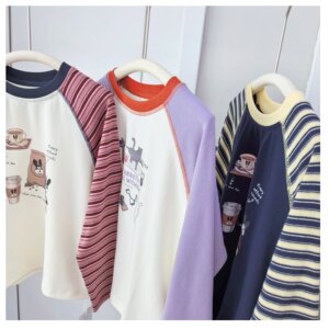 
Cute hand-painted style 26 spring bottoming shirt for boys and girls, contrasting striped raglan sleeves, cartoon print long-sleeved T-shirt