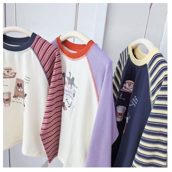 
Cute hand-painted style 26 spring bottoming shirt for boys and girls, contrasting striped raglan sleeves, cartoon print long-sleeved T-shirt