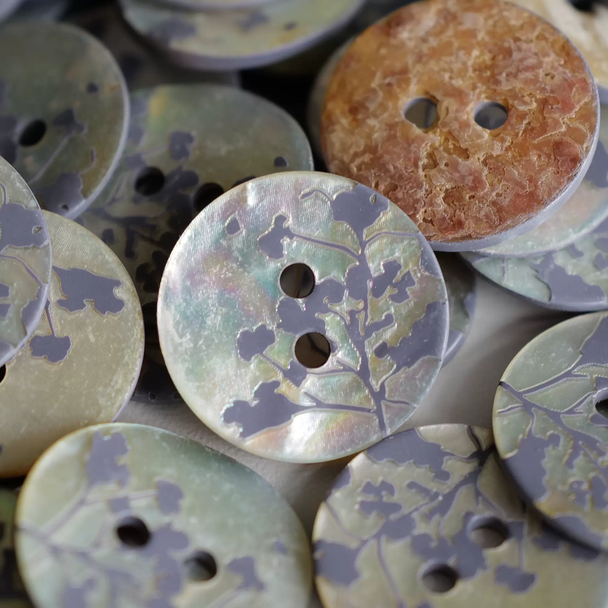 22mm14mm1颗英国Textile Garden自然贝壳蓝色凸出花纹纽扣