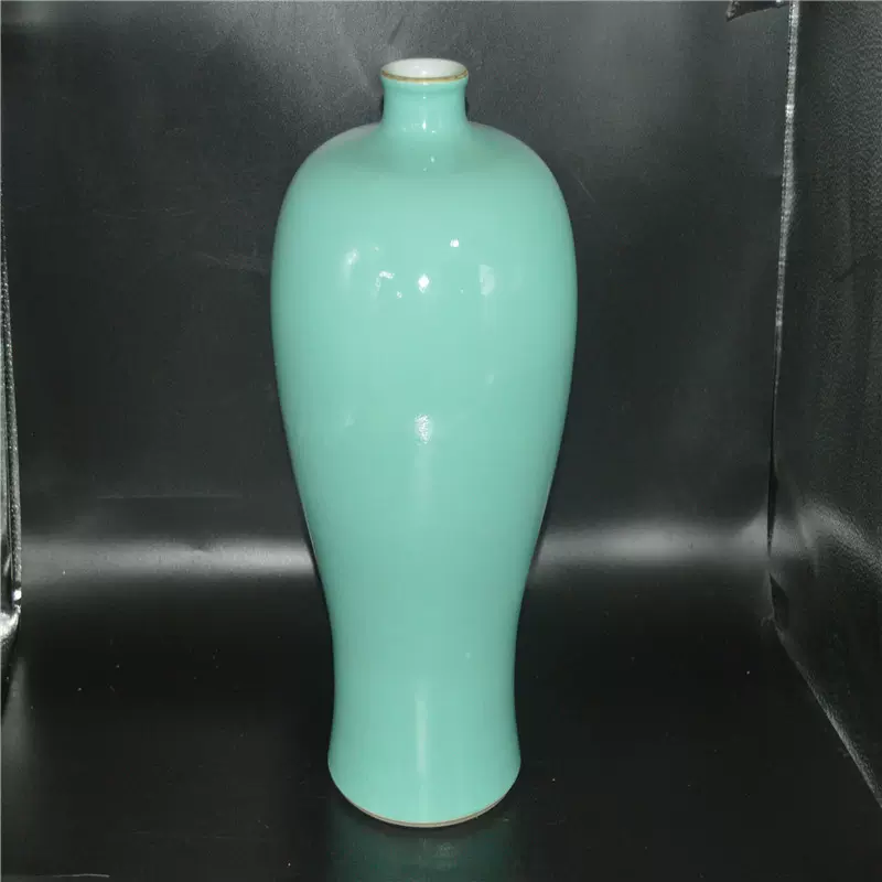 中国古美術 明時代斗彩玉壺春人 物花幵花瓶 （ 大明成化年製）在铭 中国古美術 明時代斗彩玉壺春人 物花幵花瓶 （ 大明成化年製）在