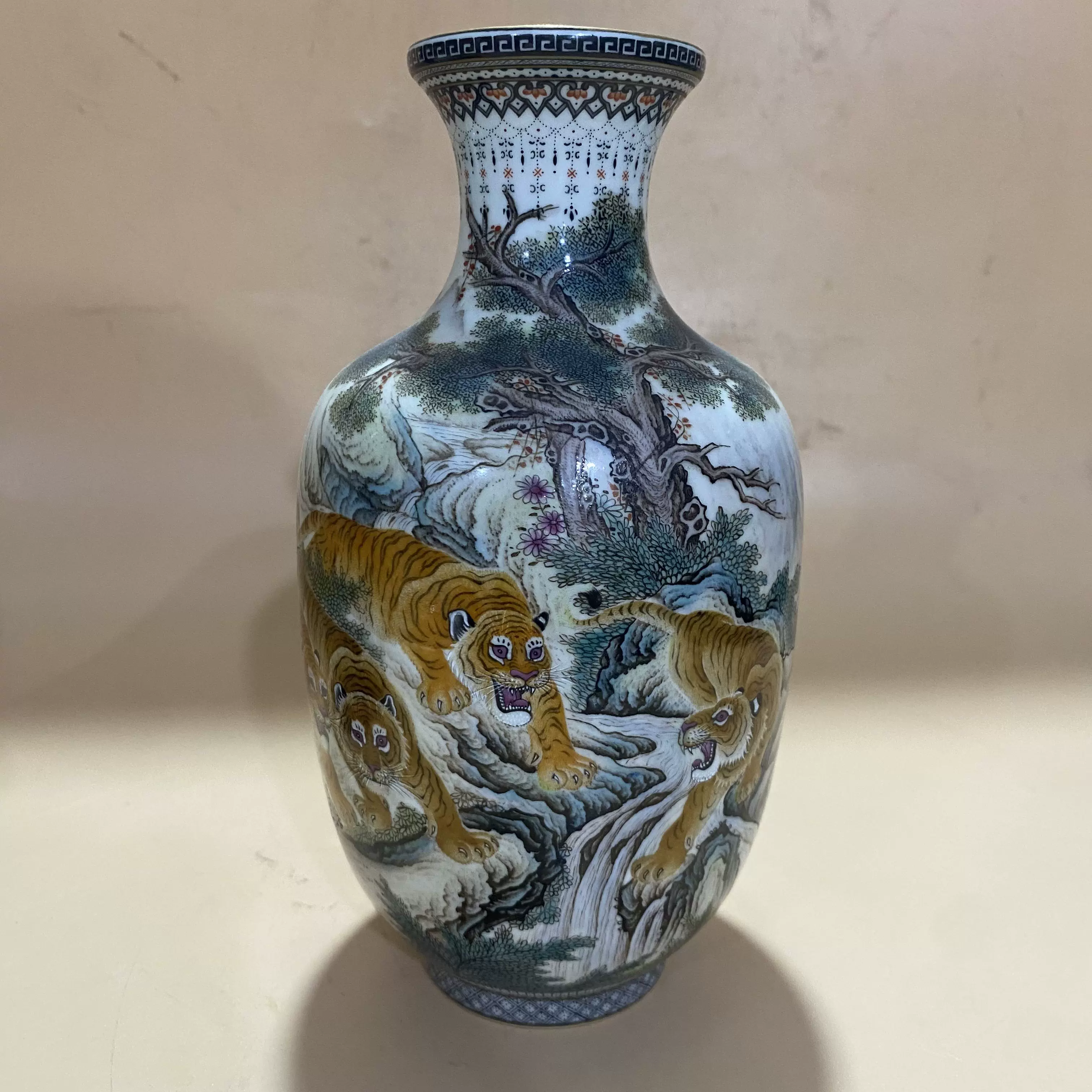 中国古美術 明時代斗彩玉壺春人 物花幵花瓶 （ 大明成化年製）在铭 中国古美術 明時代斗彩玉壺春人 物花幵花瓶 （ 大明成化年製）在