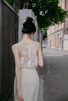 
Sexy beautiful back lace suspender sleeveless base shirt