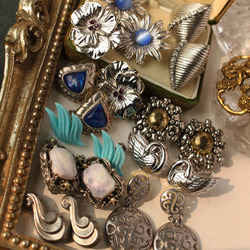 Cmoi Retro Antique Elegant Shape Silver Texture Rhinestone Floral Texture Metal Vintage Clip Earrings