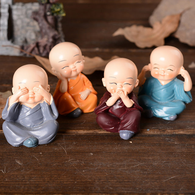 Creative car ornaments, swinging four novice monks, safe and sound ...