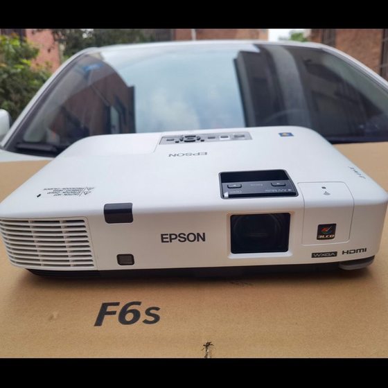 Second-hand Japanese brand Epson EB-C1925W HD Widescreen 4000 Lumen High Brightness Projector Home Office Smart Voice Wifi Mobile Screen Projector During the Daytime Direct Investment Business Projector