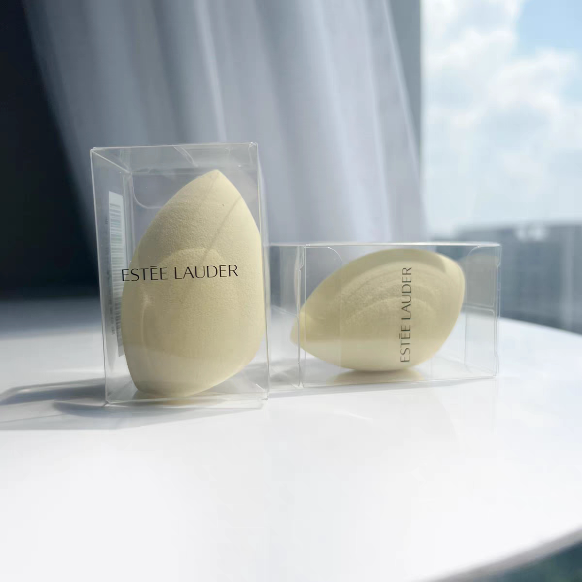 Удивительно прост в использовании Estée Beauty Egg — скошенного типа, не въедается в пудру, эластичен