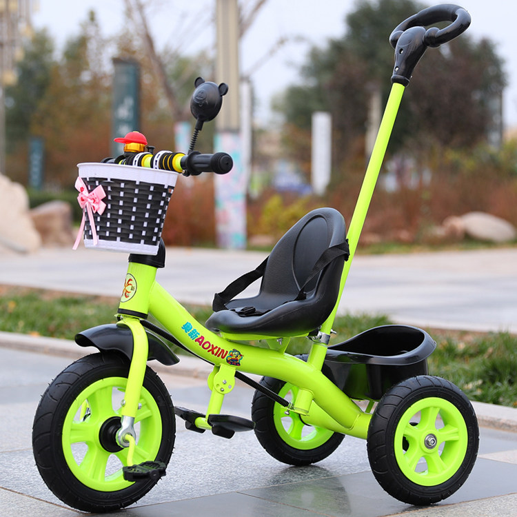 Padre E Hijo En Casco De Bicicleta Para Aprender A Andar En Bicicleta En El Parque Padre Ayudando Su Hijo Andar Bicicleta 265223 87156
