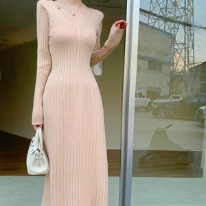 
2025 autumn and winter new style retro slim and high-end V-neck knitted dress women's long-sleeved A-line dress