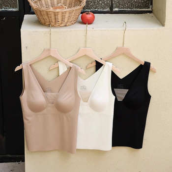 
As silky as milk leather tank top with breast pads, the texture is amazing