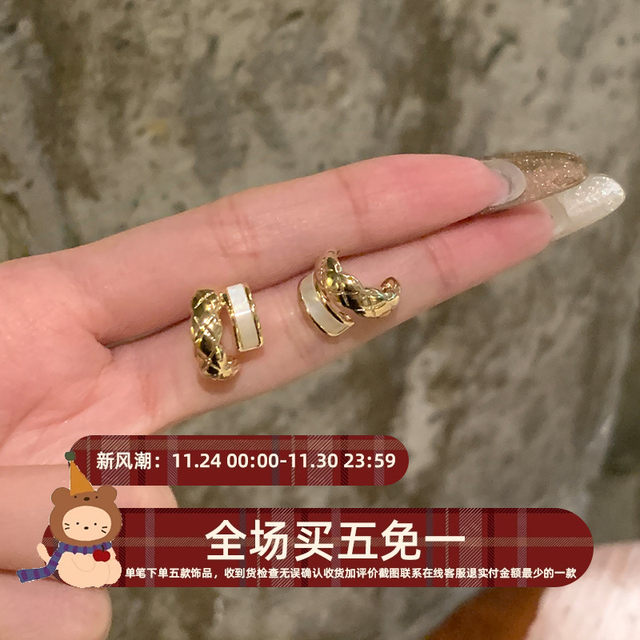 Diamond small fragrant shell double-layer C-shaped unique earrings niche high-end temperament earrings for women in autumn and winter versatile earrings