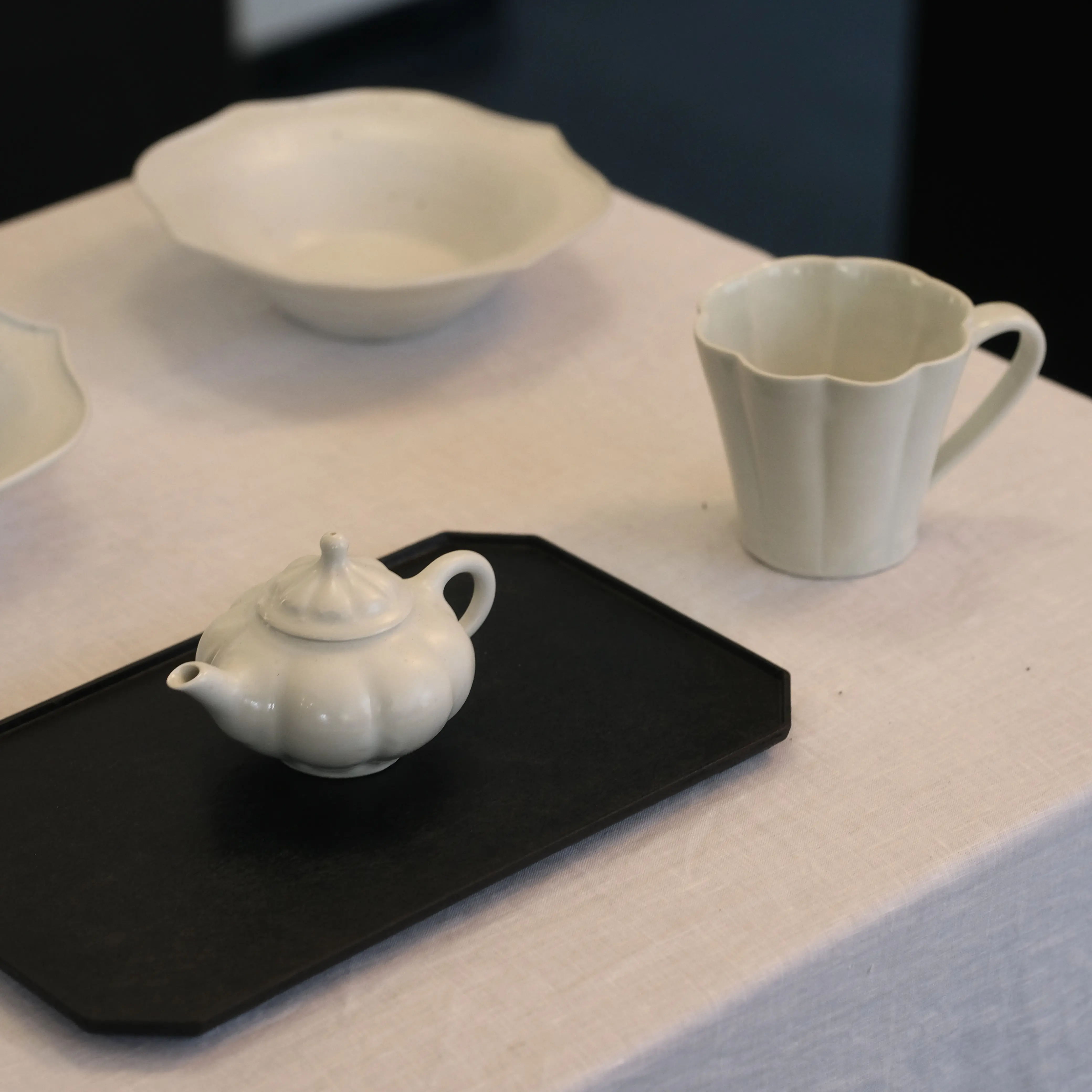 境知子日本作家白釉轮花咖啡杯瓜棱茶壶轮花餐盘手作茶具