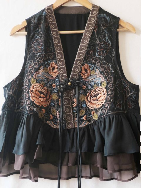 Vest, embroidered vest, double lace edge stand-up collar, metal buckle, polyester fiber, new spring and summer women's clothing