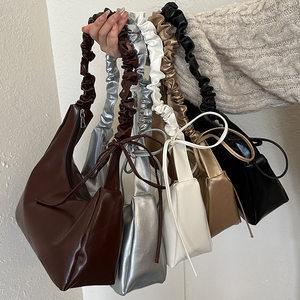 Niche high -level sensory underarms bag female 2024 new folds fashion commute shoulder bag wild wet wabies bag
