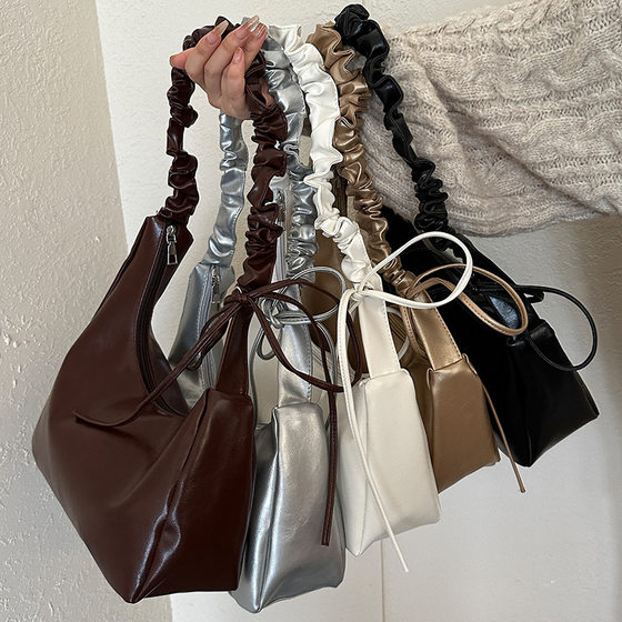 Niche high -level sensory underarms bag female 2024 new folds fashion commute shoulder bag wild wet wabies bag
