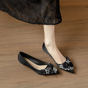 
Sheepskin ~ black niche rhinestone pointed toe flower small heel stiletto heel 3cm high heels spring and autumn dress non-tiring shoes