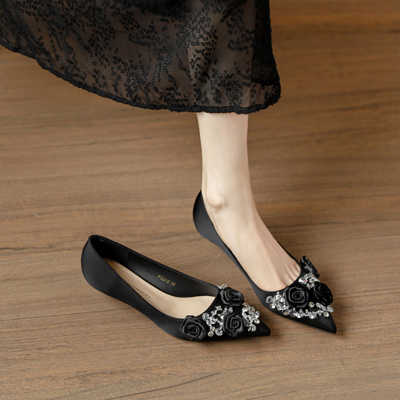 
Sheepskin ~ black niche rhinestone pointed toe flower small heel stiletto heel 3cm high heels spring and autumn dress non-tiring shoes