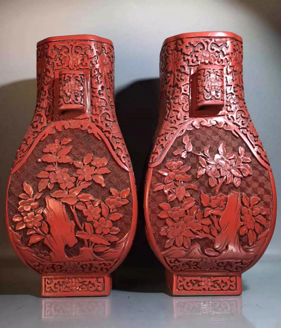 民间收藏老剔红漆器手工雕花瓶一对高30.5厘米