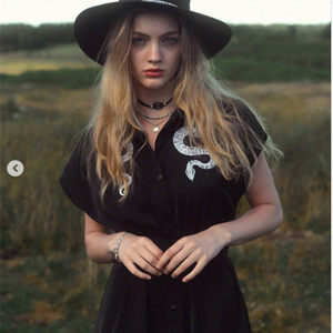
British niche goth subculture ins dark hot girl retro snake embroidery high waist short sleeve shirt dress black