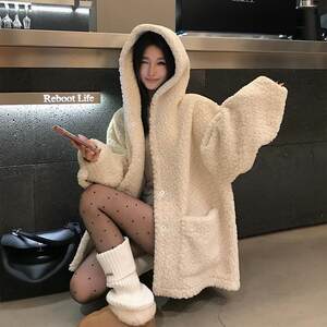 2026 Winter New White Lamb Wool Hooded Fur Jacket Women's Thickened Fur One-piece Fur Jacket Coat