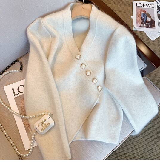 Brand discount counter High -end women's foreign trade clearance design sense V -neck buckle irregular knit sweater women
