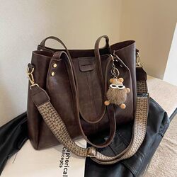 Large-Capacity Tote Bag for Women, Niche Fashion Retro Shoulder Bag, Wide-Strap Crossbody Bag, College Student Class and Commuting Bag