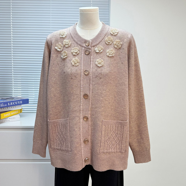 Mother's clothing, autumn and winter velvet cardigan tops, middle-aged and elderly women's clothing, loose and thickened one-piece velvet sweater women's jackets