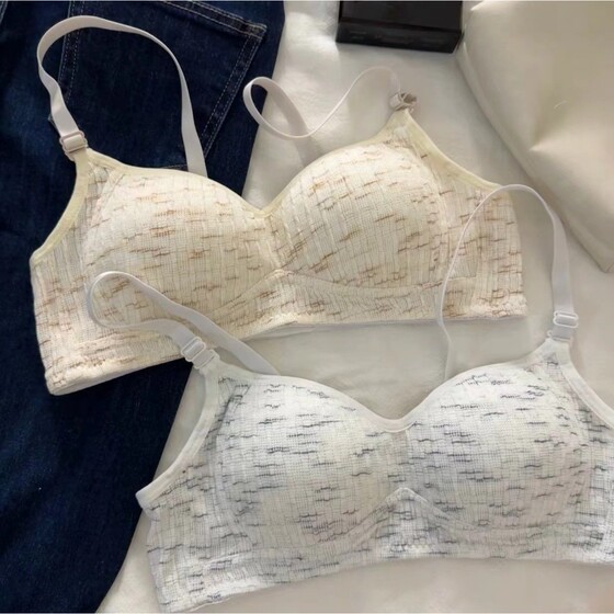 
Genuine Japanese seamless underwear for women with small breasts that are pushed together to make them look bigger. One-piece breast reduction to prevent sagging. No wire rims for girls.