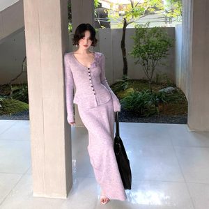 
Wine afternoon Hong Kong style retro 2025 autumn and winter new three-dimensional flower knitted top + half-length skirt two-piece suit
