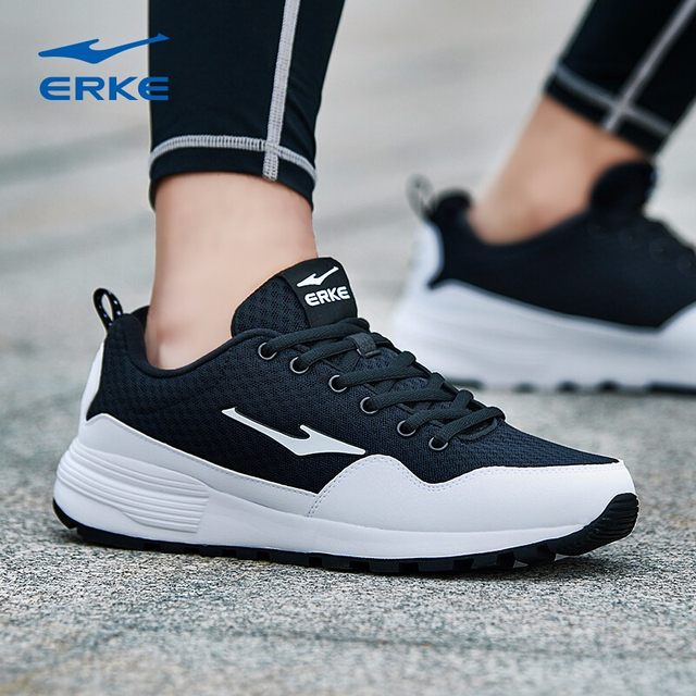 Гимнасттың аяғын жайып тұрған суреті