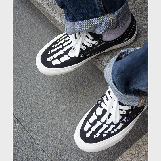 Wanswer Bone Flame Series Black American Retro Sports and Casual Bone Breathable Low-top Canvas Shoes