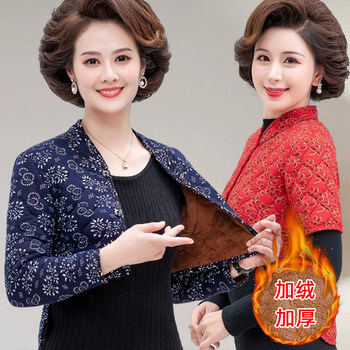 Middle-aged and elderly female mothers with small cotton coats on their backs in autumn and winter
