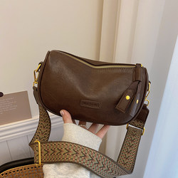 This Year's Popular Boston Bag Is a Retro Autumn/Winter 2025 New Model, Wide-Strap Crossbody Bag for Women, Versatile Small Bag, Pillow Bag