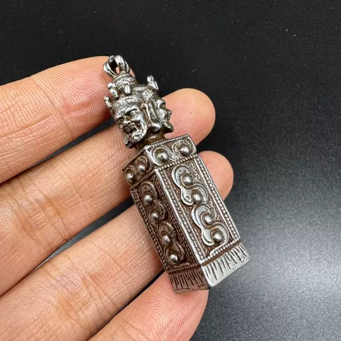 チベット 密教 天鉄　印鑑 印章　ハンコ　法器 刻 蔵式 天鉄　ペンダント 藏式天铁印章法器雪狮印章西藏老藏印寒铁陨铁天铁法印藏传法器