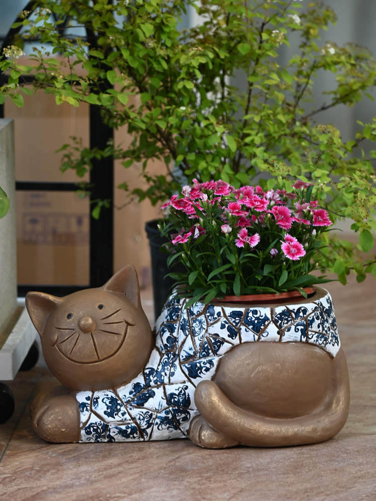 青白磁の猫の花瓶 - かわいい動物の彫刻