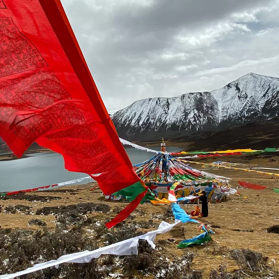西藏财神湖思金拉措代挂五色经幡生意事业祈福风